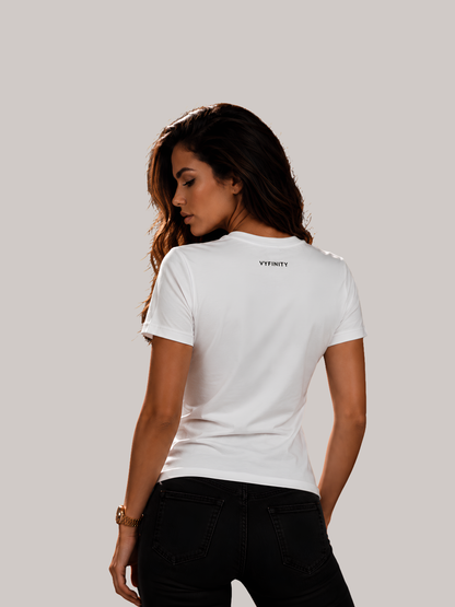Rückansicht eines weißen Vyfinity Damen T-Shirts mit dezentem Logo im Nacken. Hochwertiges Baumwollshirt im minimalistischen Streetwear-Design mit bequemer Passform.