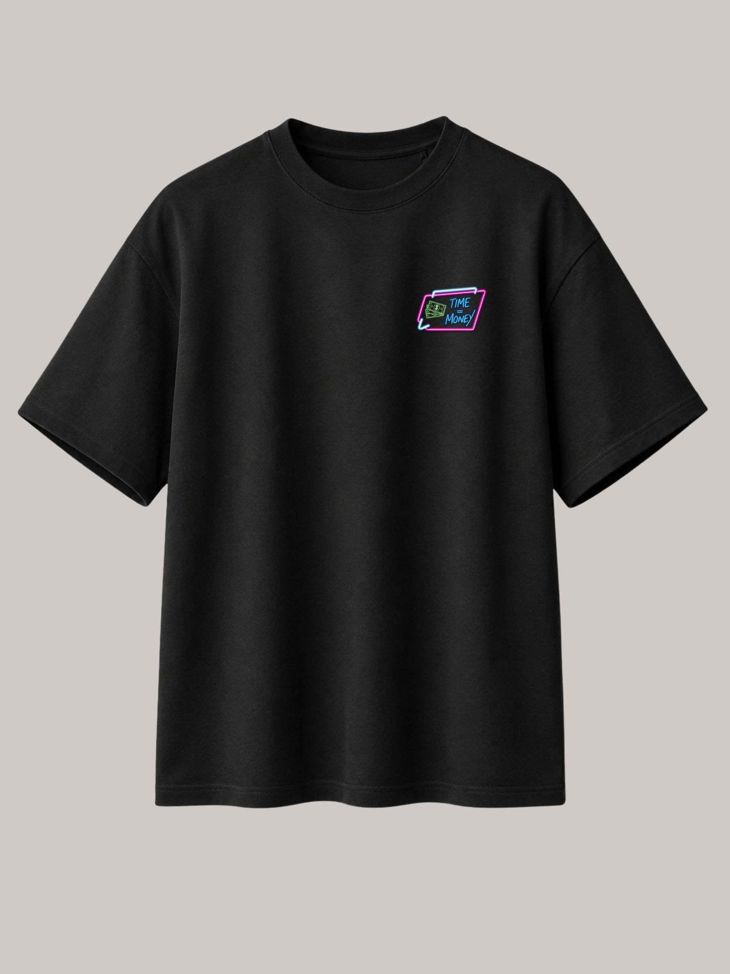 Schwarzes VYFINITY Oversized Unisex T-Shirt mit kleinem „Time Is Money“ Brustlogo in Neonfarben auf der Vorderseite. Minimalistisches Premium Streetwear Design aus hochwertiger Bio-Baumwolle mit Relaxed Fit – freigestelltes Produktbild auf neutralem Hintergrund.