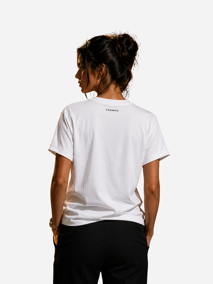 Frau trägt weißes Vyfinity Damen T-Shirt in Rückenansicht. Modernes Streetwear Shirt mit minimalistischem Design, hochwertiger Baumwolle und dezentem Logo am Nacken.