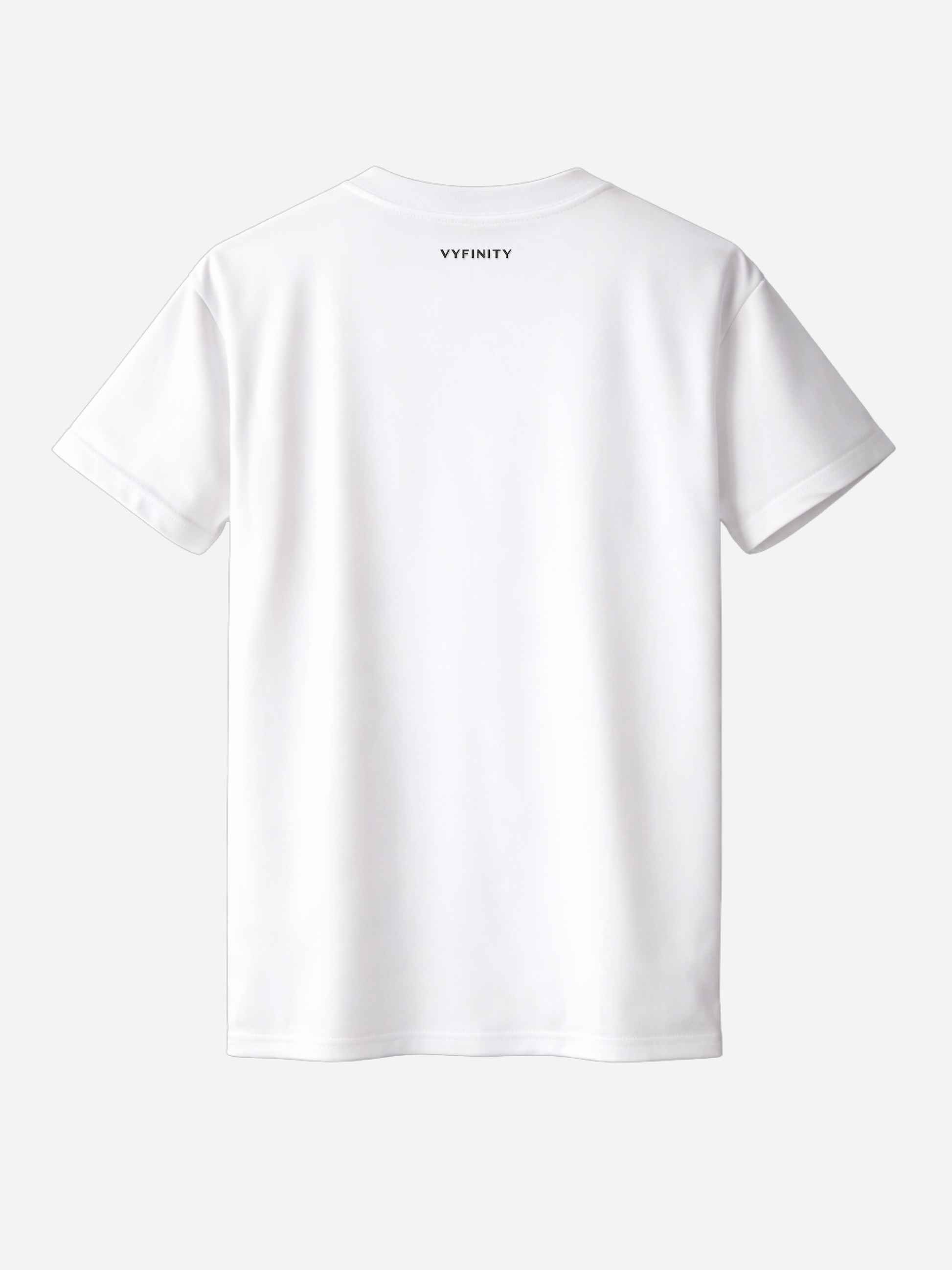 Weißes Damen T-Shirt Rückansicht mit dezentem Vyfinity Nackenlogo. Minimalistisches Streetwear Fashion Shirt aus hochwertiger Baumwolle für Alltag und Freizeit.