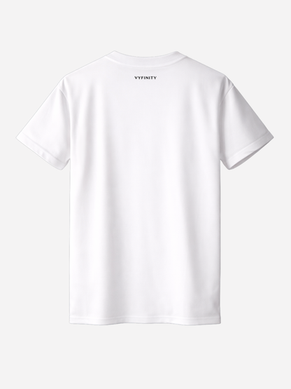 Weißes Damen T-Shirt Rückansicht mit dezentem Vyfinity Nackenlogo. Minimalistisches Streetwear Fashion Shirt aus hochwertiger Baumwolle für Alltag und Freizeit.