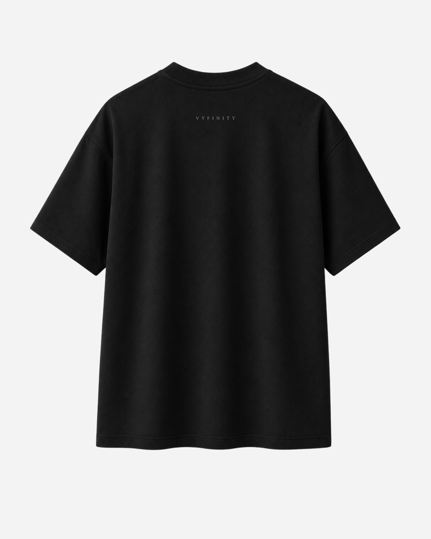 Rückansicht des schwarzen Vyfinity Oversized T-Shirts mit dezentem Vyfinity-Logo im Nackenbereich. Minimalistisches Premium Streetwear-Shirt aus hochwertiger Baumwolle mit lockerem Oversized Fit, cleanem Design und modernem Urban-Look für Damen und Herren.