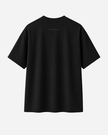 Rückansicht des schwarzen Vyfinity Oversized T-Shirts mit dezentem Vyfinity-Logo im Nackenbereich. Minimalistisches Premium Streetwear-Shirt aus hochwertiger Baumwolle mit lockerem Oversized Fit, cleanem Design und modernem Urban-Look für Damen und Herren.