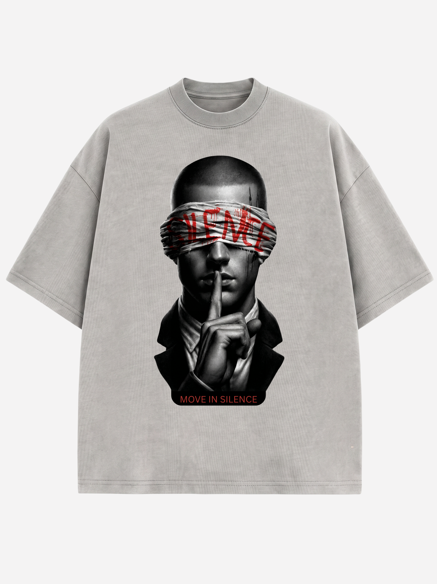 Hellgraues Oversized T-Shirt für Herren mit MOVE IN SILENCE Motiv, schwarz-weißem Porträt und roter Schrift. Modernes Streetwear Shirt aus hochwertiger Baumwolle mit hochwertigem Grafikdruck.