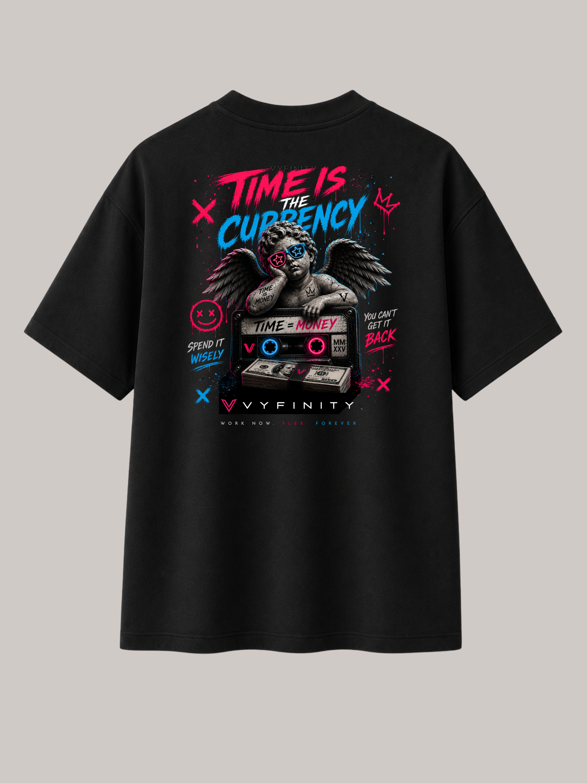 Schwarzes VYFINITY Oversized Unisex T-Shirt mit großem „Time Is the Currency“ Rückenprint. Urbanes Streetwear Design mit Engelsskulptur, Kassette, Geldbündeln und Neon-Graffiti in Pink und Blau – Premium Bio-Baumwolle im Relaxed Fit, freigestelltes Produktbild auf neutralem Hintergrund.
