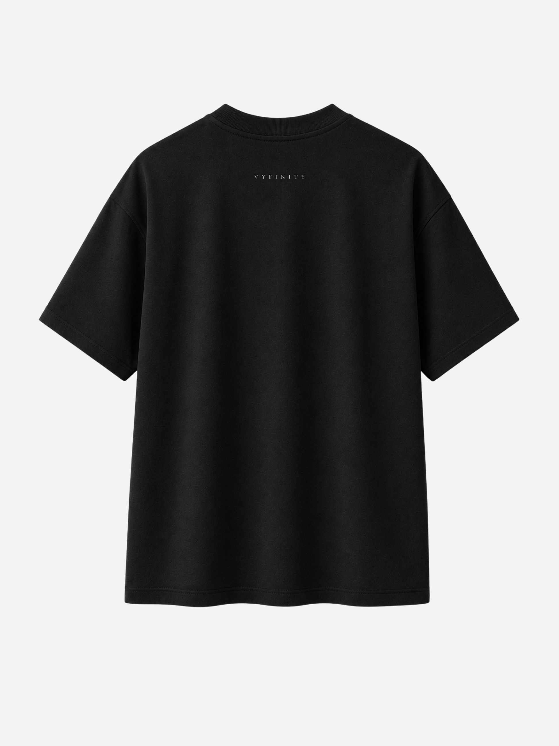 Rückansicht des schwarzen Vyfinity Oversized T-Shirts mit dezentem Vyfinity-Logo im Nackenbereich. Minimalistisches Premium Streetwear-Shirt aus hochwertiger Baumwolle mit lockerem Oversized Fit, cleanem Design und modernem Urban-Look für Damen und Herren.