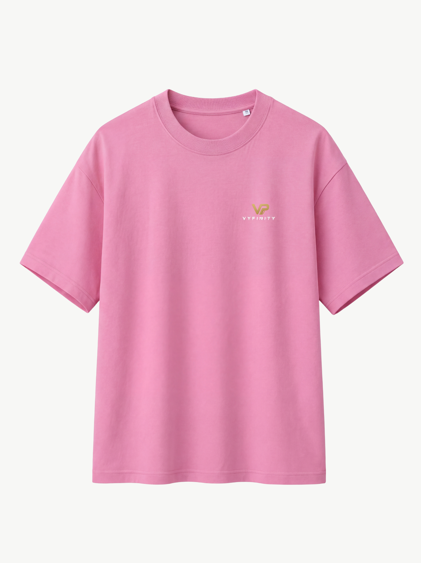 VYFINITY rosa Oversize-T-Shirt in Frontansicht mit minimalistischem goldfarbenem VP-Logo und VYFINITY-Schriftzug auf der Brust, freigestelltes Premium-Streetwear-Shirt vor weißem Hintergrund.