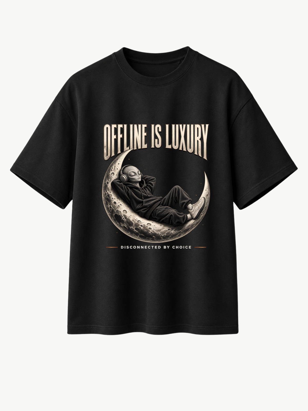Schwarzes Oversized T-Shirt mit großem „OFFLINE IS LUXURY“-Frontprint. Das Motiv zeigt eine entspannte Alien-Figur im Hoodie mit Kopfhörern, die auf einer detailreichen Mondsichel liegt. Darunter steht „DISCONNECTED BY CHOICE“. Moderner VYFINITY Streetwear-Look.
