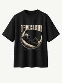 Schwarzes Oversized T-Shirt mit großem „OFFLINE IS LUXURY“-Frontprint. Das Motiv zeigt eine entspannte Alien-Figur im Hoodie mit Kopfhörern, die auf einer detailreichen Mondsichel liegt. Darunter steht „DISCONNECTED BY CHOICE“. Moderner VYFINITY Streetwear-Look.
