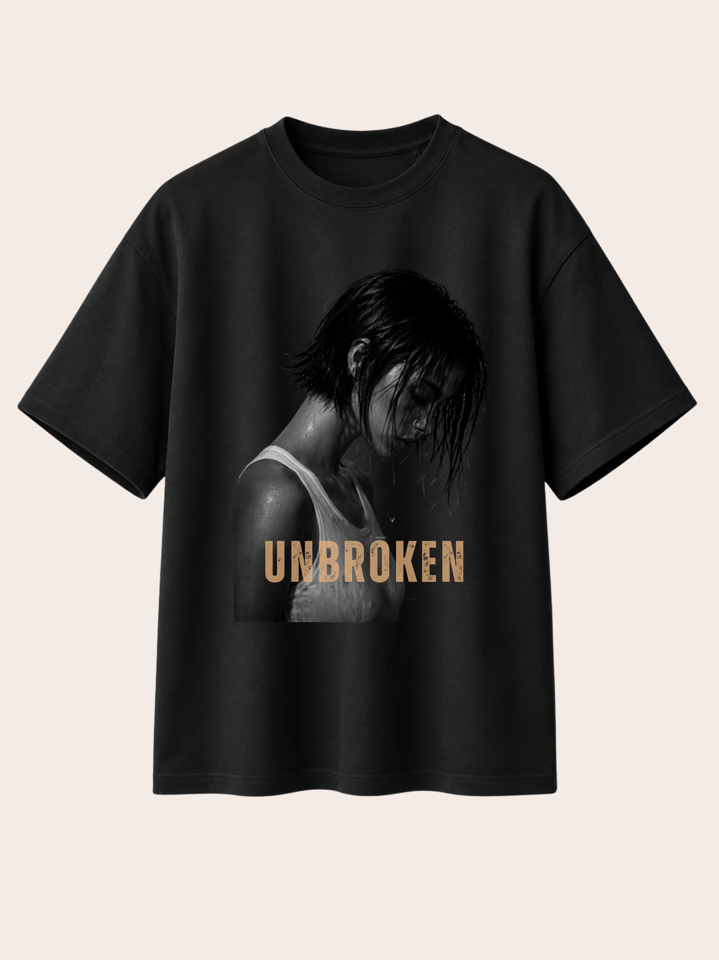 Schwarzes Vyfinity Relaxed Fit Unisex T-Shirt mit UNBROKEN Frontprint. Premium Baumwollshirt mit schwarz-weißem Frauenporträt und beigem Schriftzug „UNBROKEN“ im minimalistischen Streetwear Design für Damen und Herren.