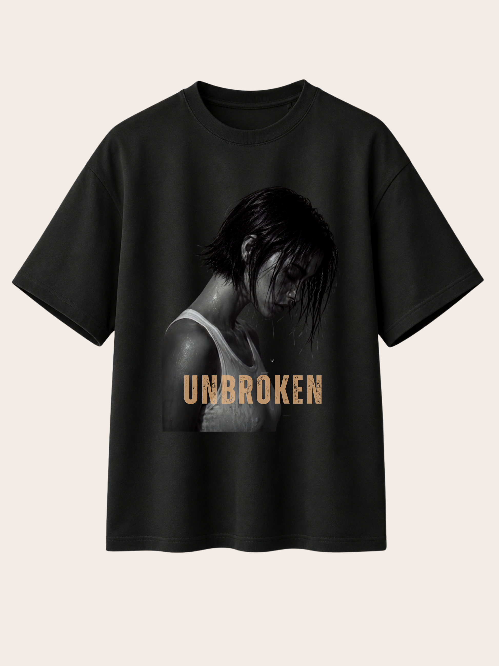 Schwarzes Vyfinity Relaxed Fit Unisex T-Shirt mit UNBROKEN Frontprint. Premium Baumwollshirt mit schwarz-weißem Frauenporträt und beigem Schriftzug „UNBROKEN“ im minimalistischen Streetwear Design für Damen und Herren.