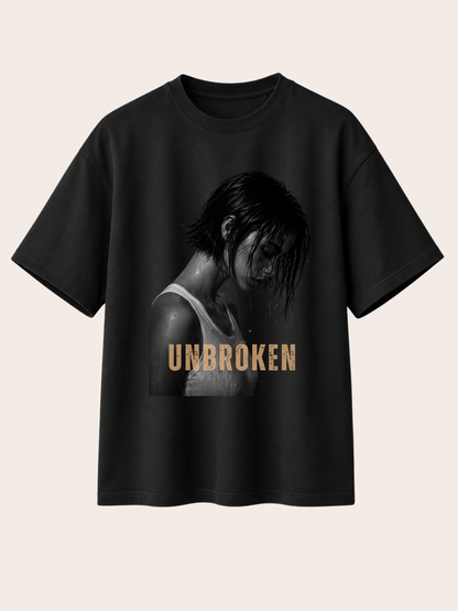 Schwarzes Vyfinity Relaxed Fit Unisex T-Shirt mit UNBROKEN Frontprint. Premium Baumwollshirt mit schwarz-weißem Frauenporträt und beigem Schriftzug „UNBROKEN“ im minimalistischen Streetwear Design für Damen und Herren.