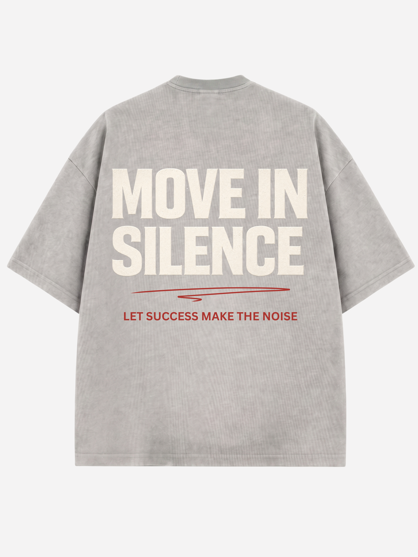 Hellgraues Oversized T-Shirt für Herren mit großem MOVE IN SILENCE Rückenprint und roter Typografie. Modernes Streetwear Shirt aus hochwertiger Baumwolle mit hochwertigem Statement Design.