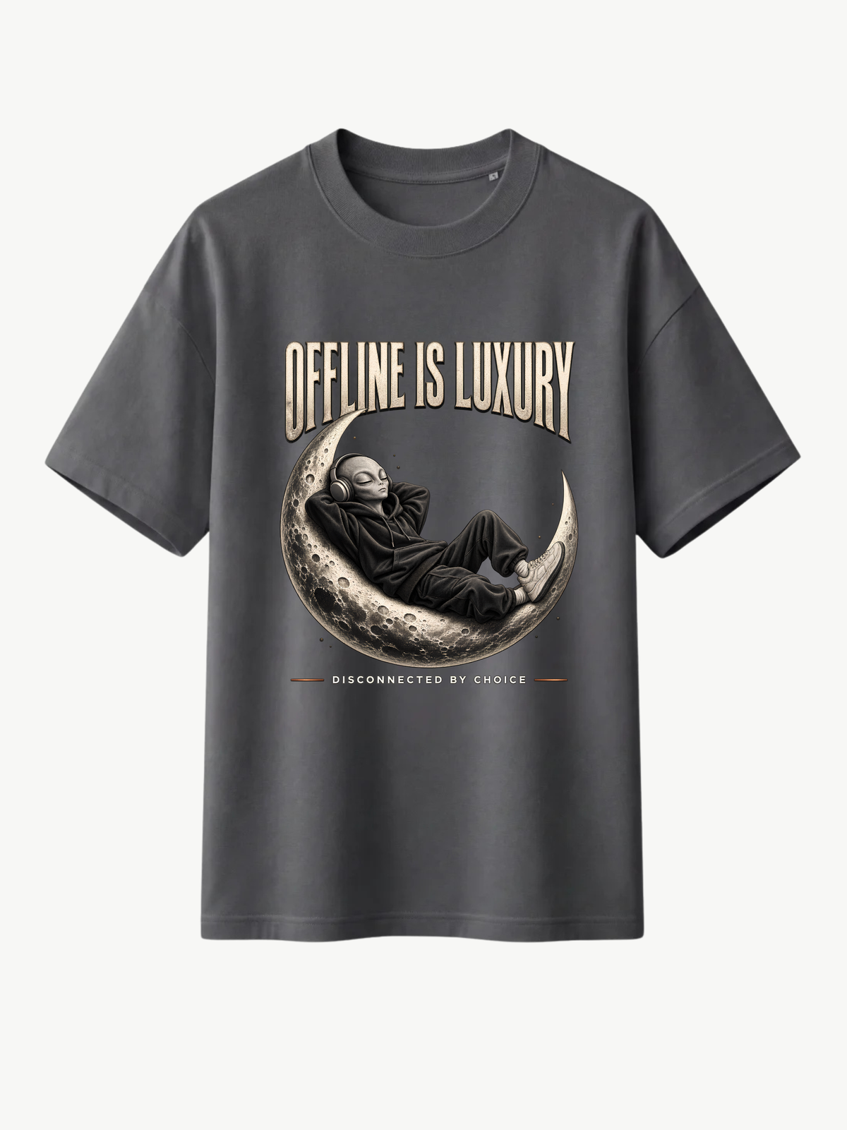 Anthrazitfarbenes Oversized T-Shirt mit großem „OFFLINE IS LUXURY“-Frontprint. Das Motiv zeigt eine entspannte Alien-Figur im Hoodie mit Kopfhörern auf einer detailreichen Mondsichel. Darunter steht „DISCONNECTED BY CHOICE“. Moderner VYFINITY Streetwear-Look.