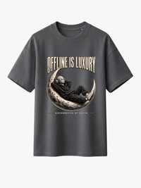 Anthrazitfarbenes Oversized T-Shirt mit großem „OFFLINE IS LUXURY“-Frontprint. Das Motiv zeigt eine entspannte Alien-Figur im Hoodie mit Kopfhörern auf einer detailreichen Mondsichel. Darunter steht „DISCONNECTED BY CHOICE“. Moderner VYFINITY Streetwear-Look.