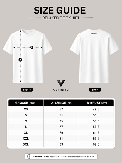 VYFINITY Größenübersicht für Relaxed Fit Unisex T-Shirt mit Front- und Rückansicht sowie Maßangaben für Länge und Brustweite. Größentabelle von XS bis 3XL inklusive Messtoleranz – praktischer Size Guide für Premium Streetwear und Bio-Baumwoll T-Shirts.