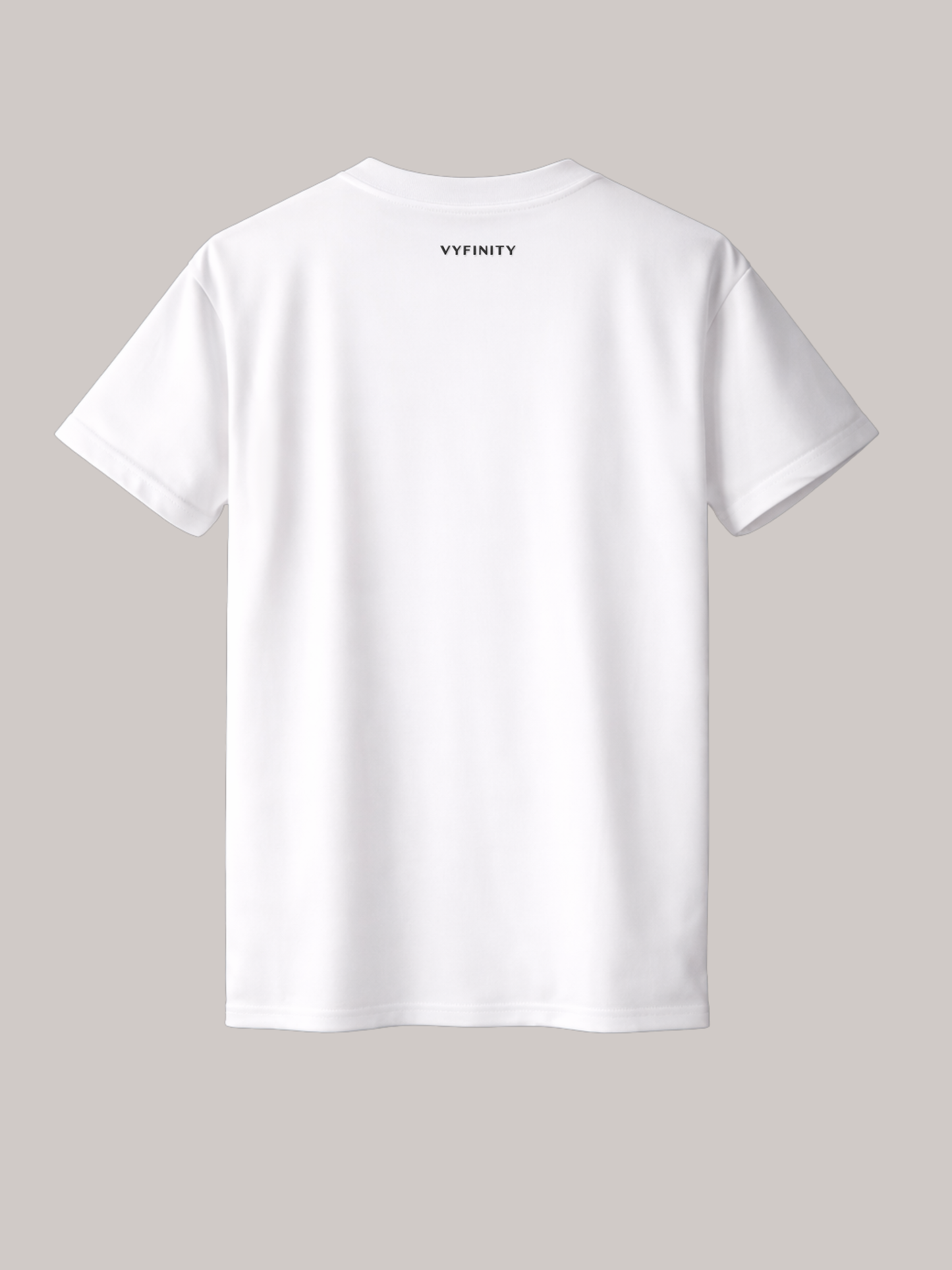 Rückseite eines weißen Vyfinity Damen Baumwollshirts mit dezentem Vyfinity Nackenlogo. Zeitloses minimalistisches Streetwear T-Shirt mit hochwertiger Passform.