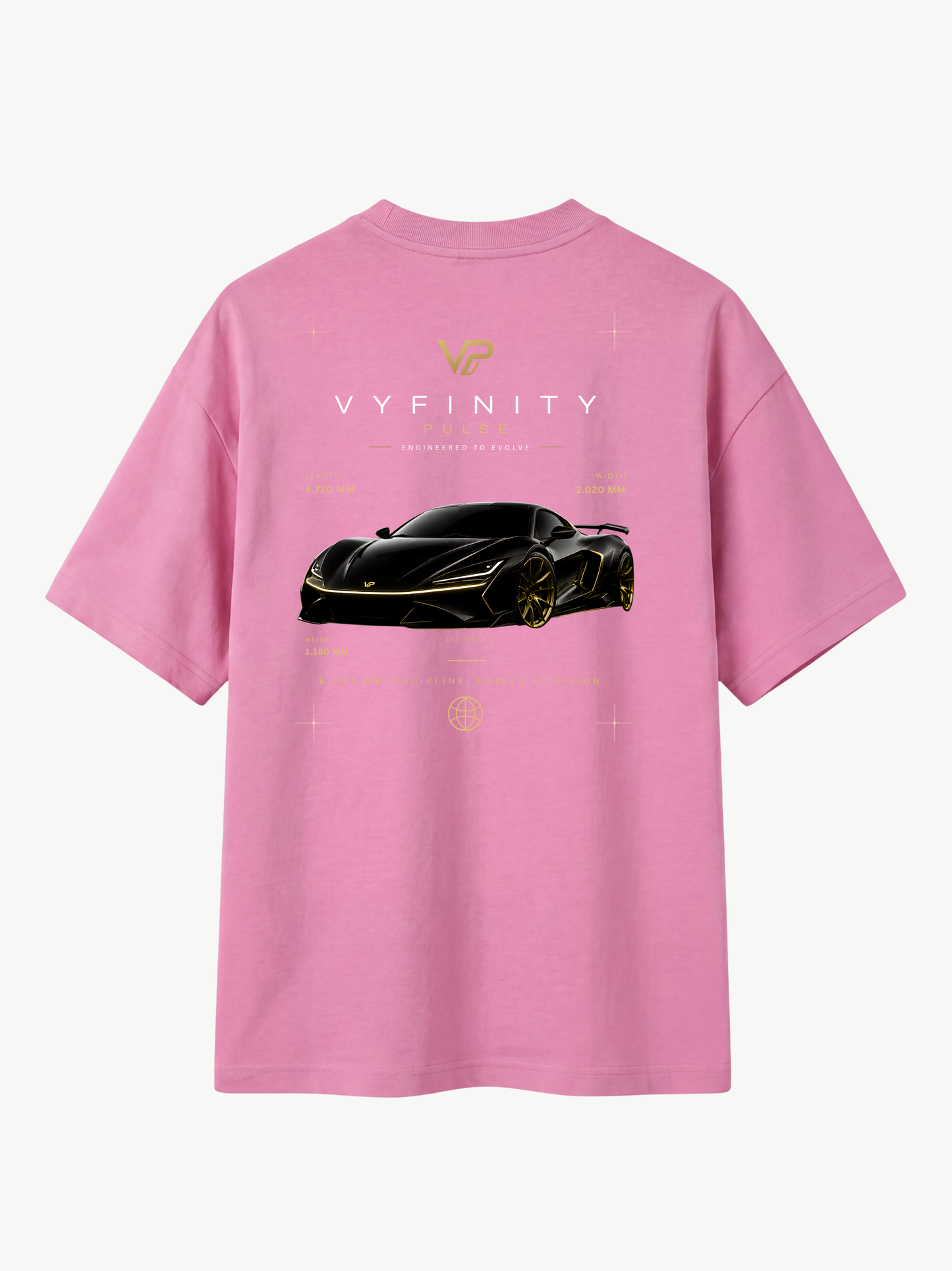 VYFINITY PULSE rosa Oversize-T-Shirt in Rückansicht mit großem schwarzem Sportwagen-Backprint, VYFINITY-Logo und goldfarbenen futuristischen Grafikdetails auf weißem Hintergrund.