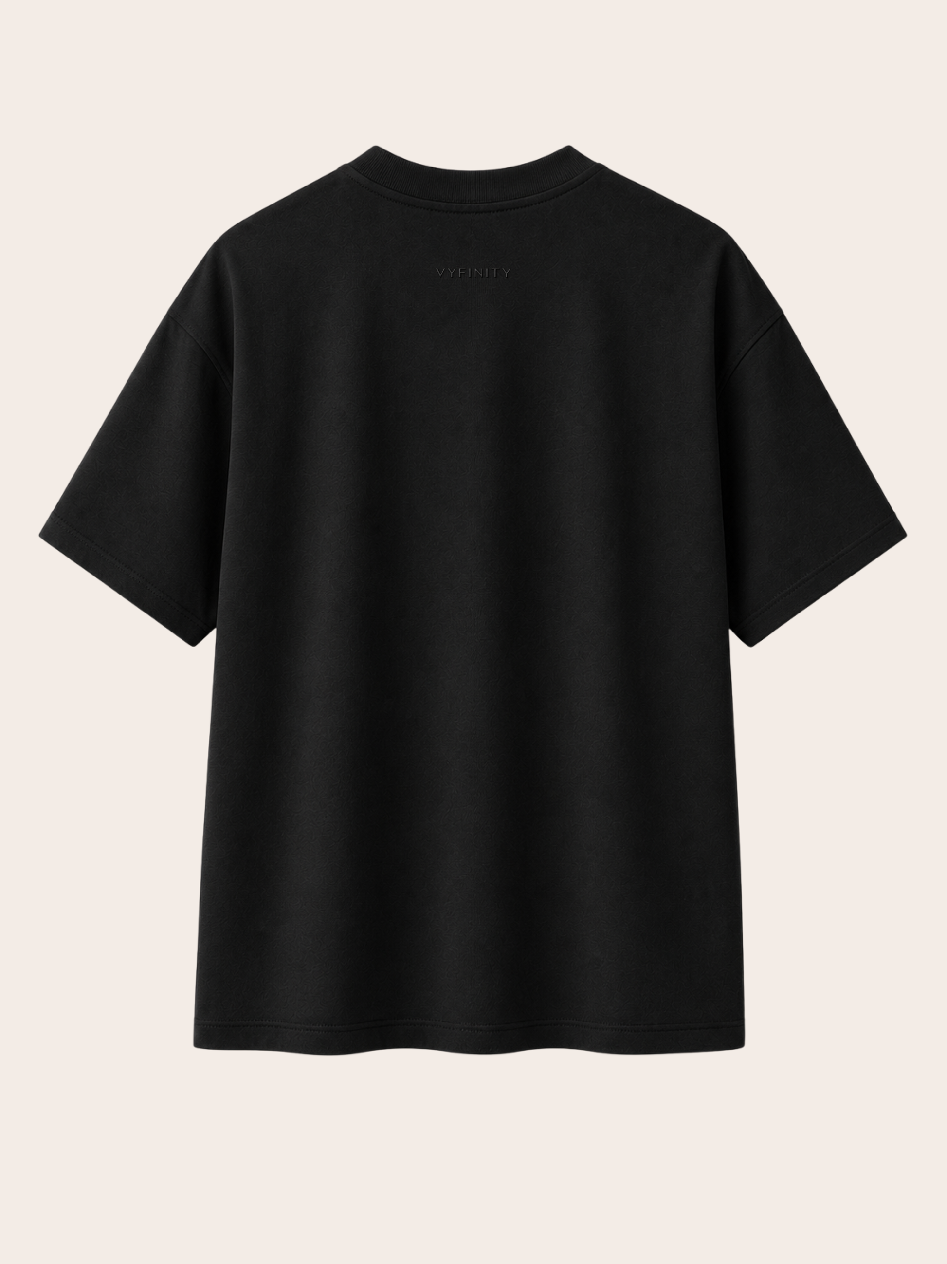 Rückseite eines schwarzen Vyfinity Relaxed Fit Unisex T-Shirts aus Premium-Baumwolle mit dezentem Vyfinity Logo unter dem Kragen. Minimalistisches Streetwear Design in Schwarz für Damen und Herren.