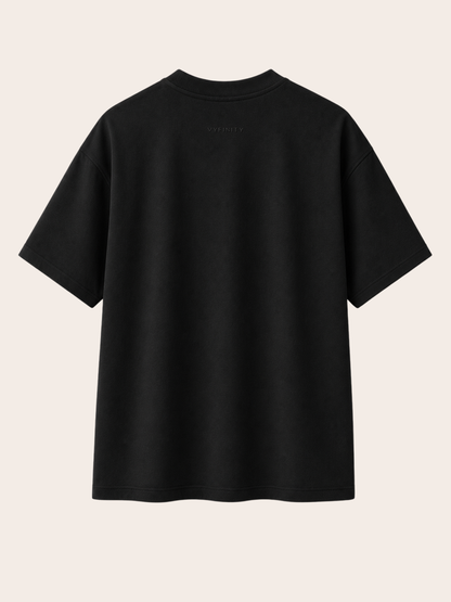 Rückseite eines schwarzen Vyfinity Relaxed Fit Unisex T-Shirts aus Premium-Baumwolle mit dezentem Vyfinity Logo unter dem Kragen. Minimalistisches Streetwear Design in Schwarz für Damen und Herren.