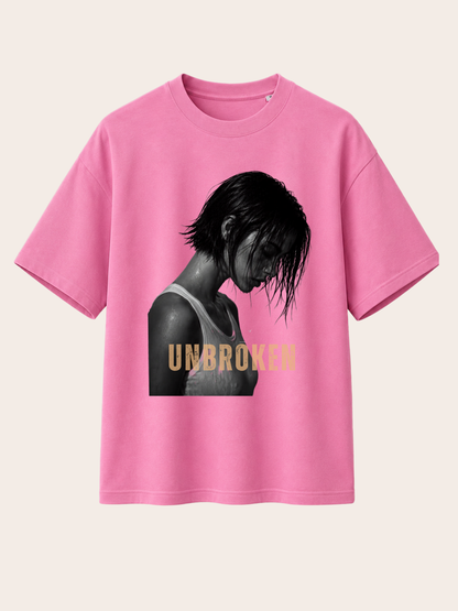 Rosa Vyfinity Relaxed Fit T-Shirt mit UNBROKEN Frontprint. Modernes Unisex Premium Baumwollshirt mit schwarz-weißem Frauenporträt und beigem Schriftzug „UNBROKEN“ im minimalistischen Streetwear Design für Casual Fashion und Urban Style.