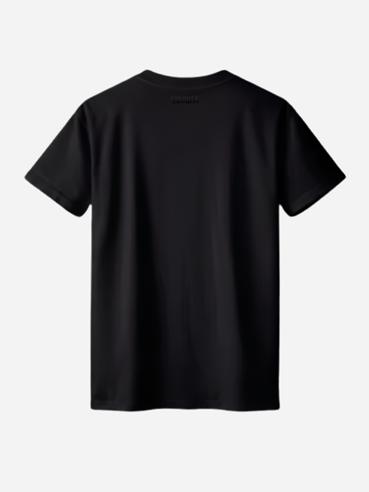 Schwarzes Damen T-Shirt Rückansicht mit kleinem Vyfinity Nackenlogo. Zeitloses Streetwear Fashion Shirt aus hochwertiger Baumwolle mit minimalistischer Optik.
