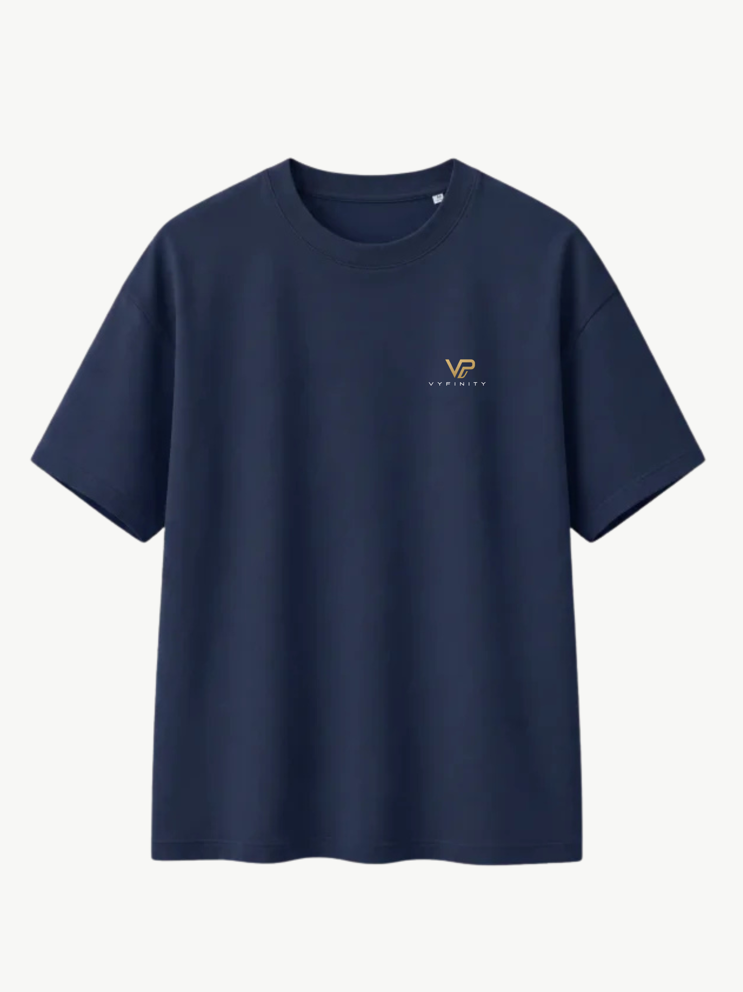VYFINITY PULSE dunkelblaues Oversize-T-Shirt in Frontansicht mit kleinem goldfarbenem VYFINITY-Logo auf der Brust, minimalistisches Premium-Streetwear-Design auf weißem Hintergrund.