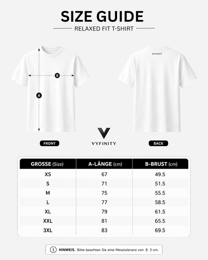 Vyfinity Relaxed Fit T-Shirt Größentabelle mit Vorder- und Rückansicht eines weißen Premium Baumwollshirts. Größen XS bis 3XL mit Brustweite und Länge in Zentimetern sowie Messanleitung und Hinweis zur Messtoleranz. Hilfreicher Size Guide für die Wahl der passenden T-Shirt-Größe.