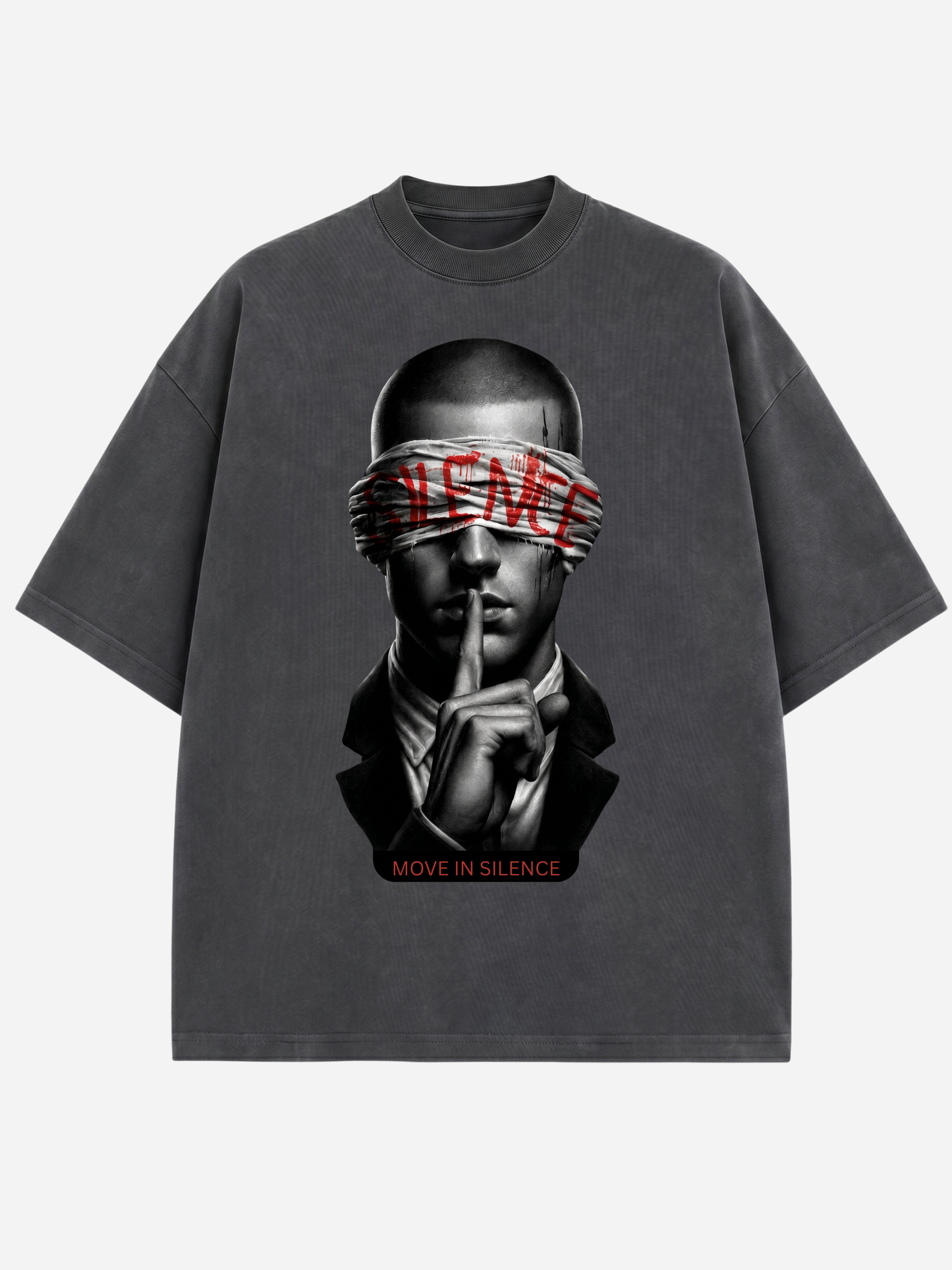 Graues Oversized T-Shirt für Herren mit MOVE IN SILENCE Motiv, schwarz-weißem Porträt und roter Schrift. Modernes Streetwear Shirt aus hochwertiger Baumwolle mit hochwertigem Grafikdruck.