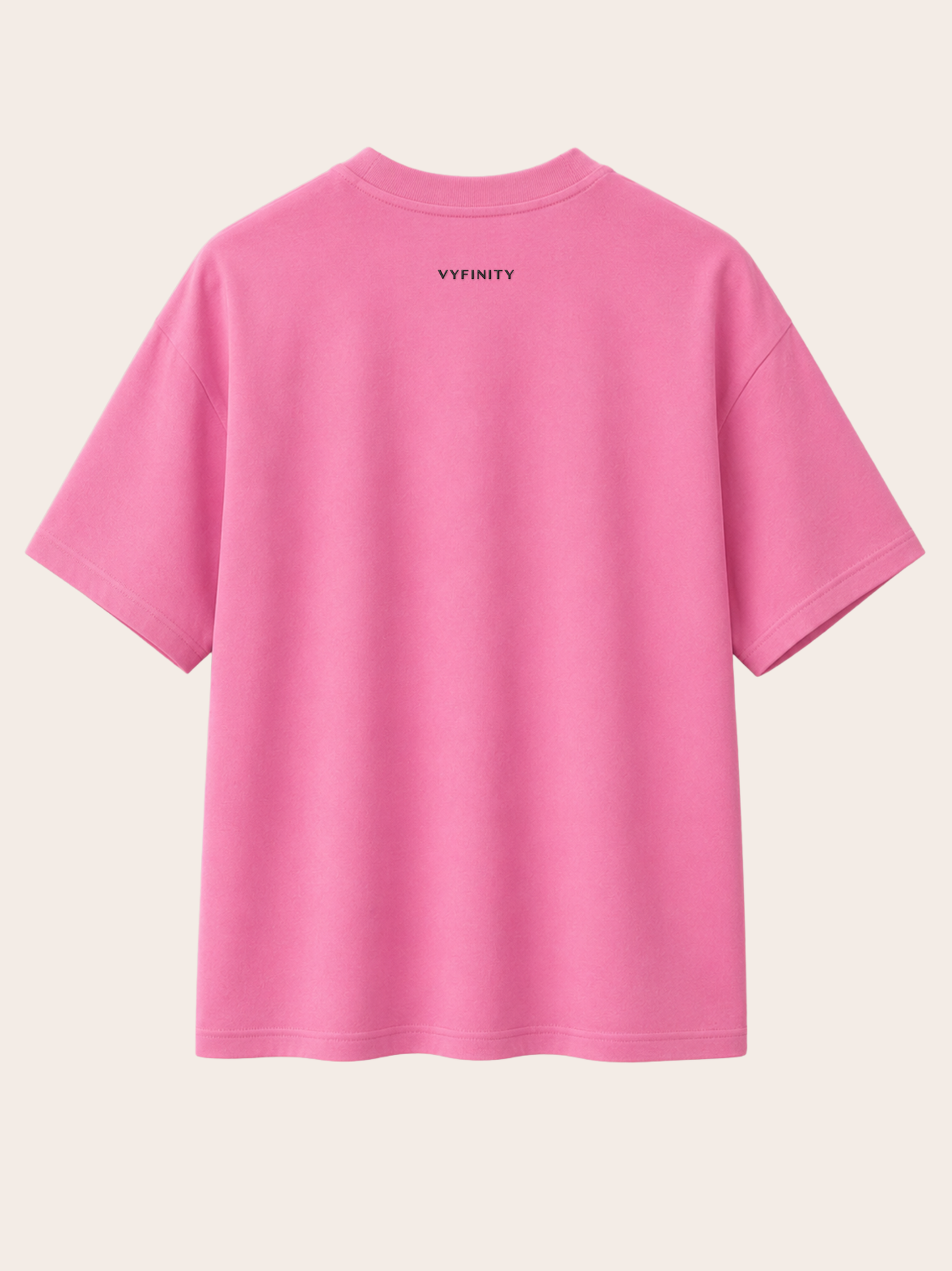 Rosa Vyfinity Relaxed Fit T-Shirt mit kleinem Vyfinity-Logo auf der oberen Rückseite. Hochwertiges Unisex Baumwollshirt im minimalistischen Premium Streetwear Design mit modernem Oversized-Look und cleanem Rücken für Urban Fashion und Casual Wear.