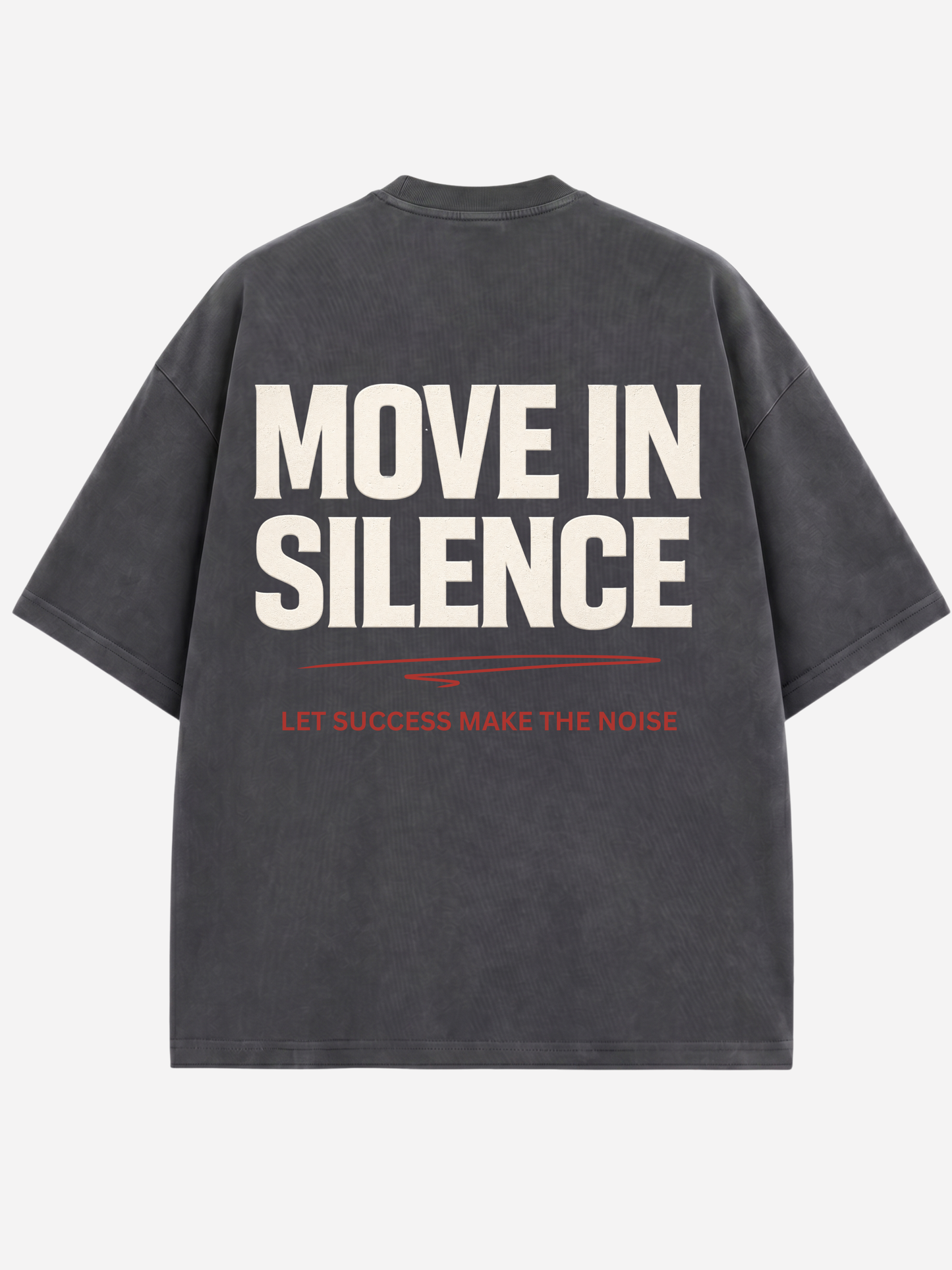 Graues Oversized T-Shirt für Herren mit großem MOVE IN SILENCE Rückenprint und roter Typografie. Modernes Streetwear Shirt aus hochwertiger Baumwolle mit hochwertigem Statement Design.