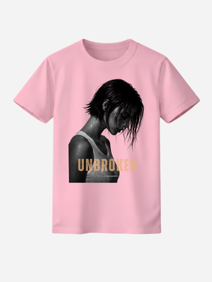 Rosa UNBROKEN Damen T-Shirt mit emotionalem Frauenmotiv und goldener Schrift. Modernes Fashion und Streetwear Shirt mit hochwertigem Druck und minimalistischer Ästhetik.