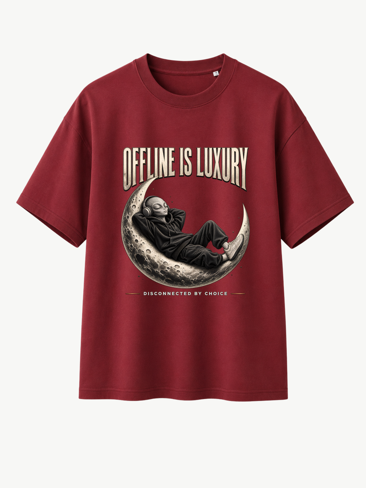 Bordeauxrotes Oversized T-Shirt mit großem „OFFLINE IS LUXURY“-Frontprint. Das Motiv zeigt eine entspannte Alien-Figur im Hoodie mit Kopfhörern auf einer detailreichen Mondsichel. Darunter steht „DISCONNECTED BY CHOICE“. Moderner VYFINITY Streetwear-Look.