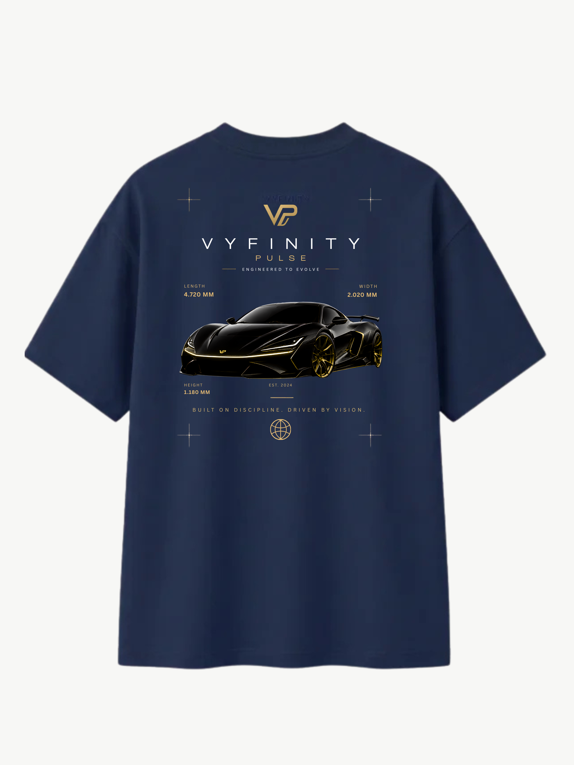 VYFINITY PULSE dunkelblaues Oversize-T-Shirt in Rückenansicht mit großem Motorsport-Backprint, schwarzem Supersportwagen und weiß-goldenem VYFINITY-Schriftzug auf weißem Hintergrund.
