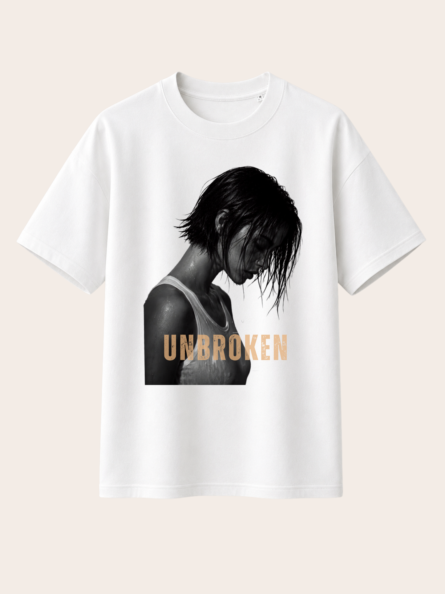 Weißes Vyfinity Relaxed Fit T-Shirt mit großem „UNBROKEN“-Frontprint. Hochwertiges Unisex Baumwollshirt mit ausdrucksstarkem Schwarz-Weiß-Porträt einer Frau und goldener Typografie im modernen Premium Streetwear- und Urban Fashion Design.