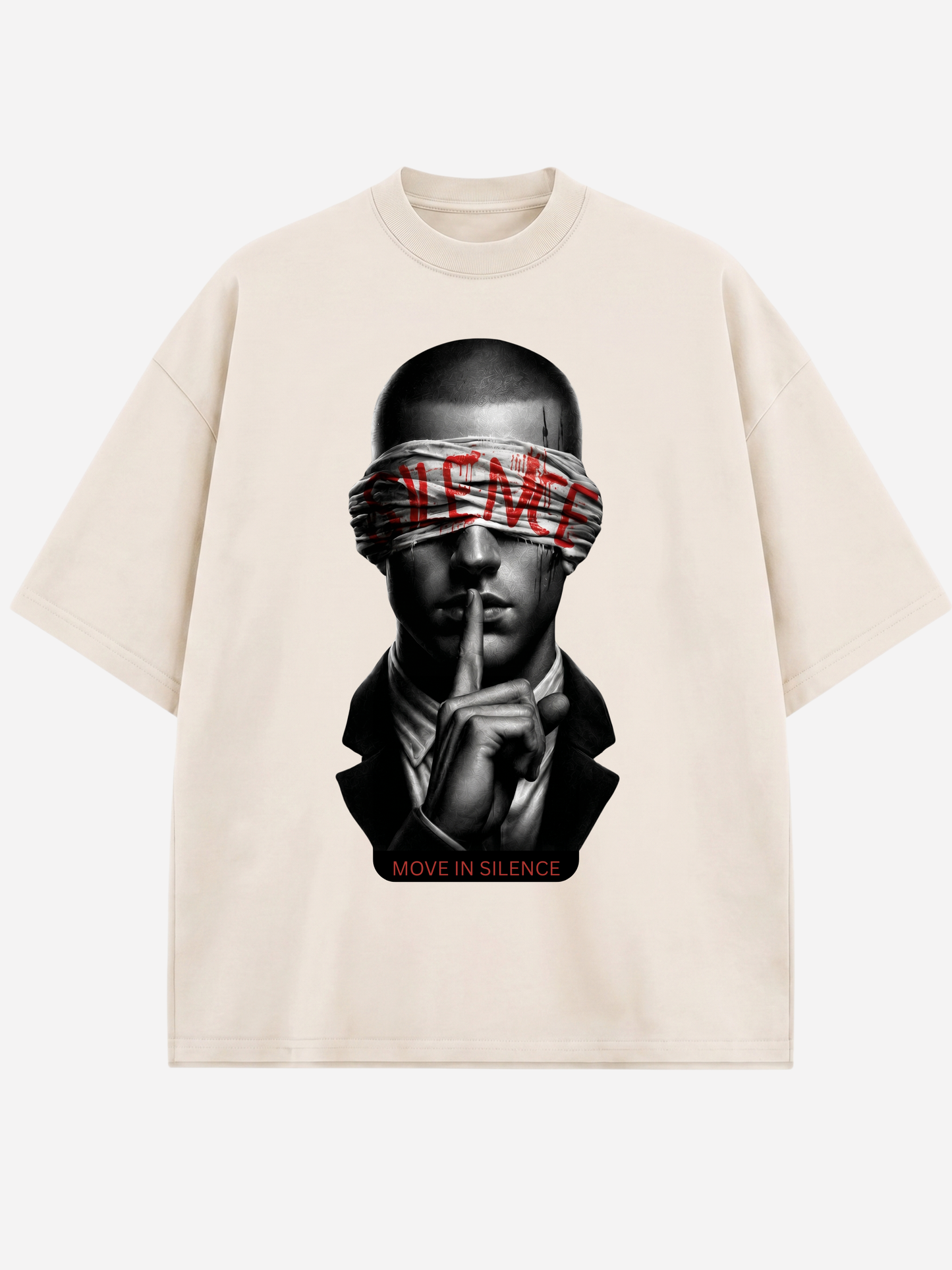 Beiges Oversized T-Shirt für Herren mit MOVE IN SILENCE Motiv, schwarz-weißem Porträt und roter Schrift. Modernes Streetwear Shirt aus hochwertiger Baumwolle mit hochwertigem Grafikdruck.