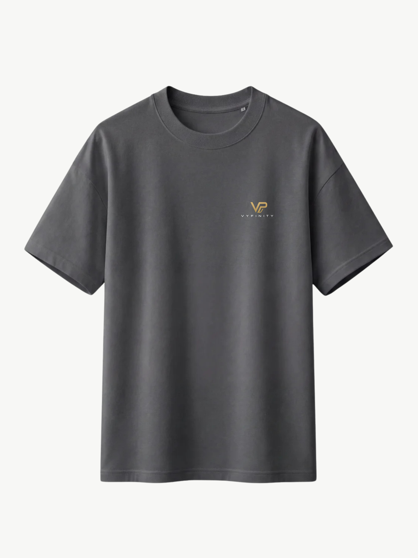 VYFINITY anthrazitfarbenes Oversize-T-Shirt in Frontansicht mit minimalistischem goldfarbenem VP-Logo und VYFINITY-Schriftzug auf der Brust, freigestellte Premium-Streetwear vor weißem Hintergrund.