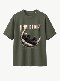 Olivgrünes Oversized T-Shirt mit großem „OFFLINE IS LUXURY“-Frontprint. Das Motiv zeigt eine entspannte Alien-Figur im Hoodie mit Kopfhörern auf einer detailreichen Mondsichel. Darunter steht „DISCONNECTED BY CHOICE“. Moderner VYFINITY Streetwear-Look.