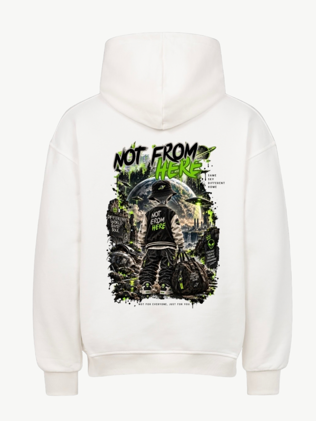 Weißer VYFINITY Alien Not From Here Hoodie in Rückenansicht mit großem schwarz-grünem Alien-Streetwear-Print, futuristischer Stadt und dem Schriftzug NOT FROM HERE.
