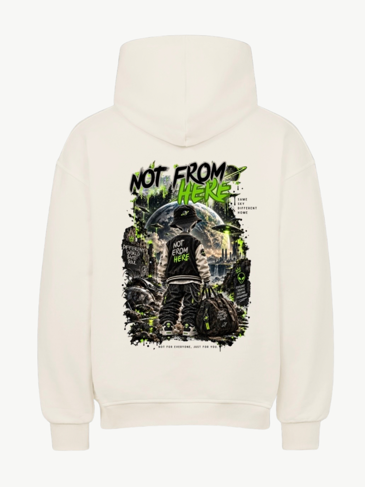 Weißer VYFINITY Alien Not From Here Hoodie mit großem schwarz-grünem Rückenprint, Alien-Figur vor futuristischer Stadt, Planetenmotiv und Schriftzug NOT FROM HERE.