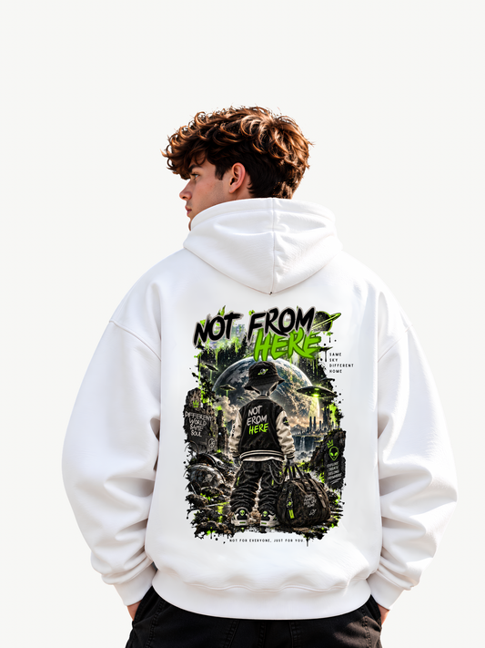 VYFINITY Alien Not From Here Hoodie in Weiß am Herrenmodel, Rückansicht mit großem schwarz-grünem NOT FROM HERE Rückenprint.