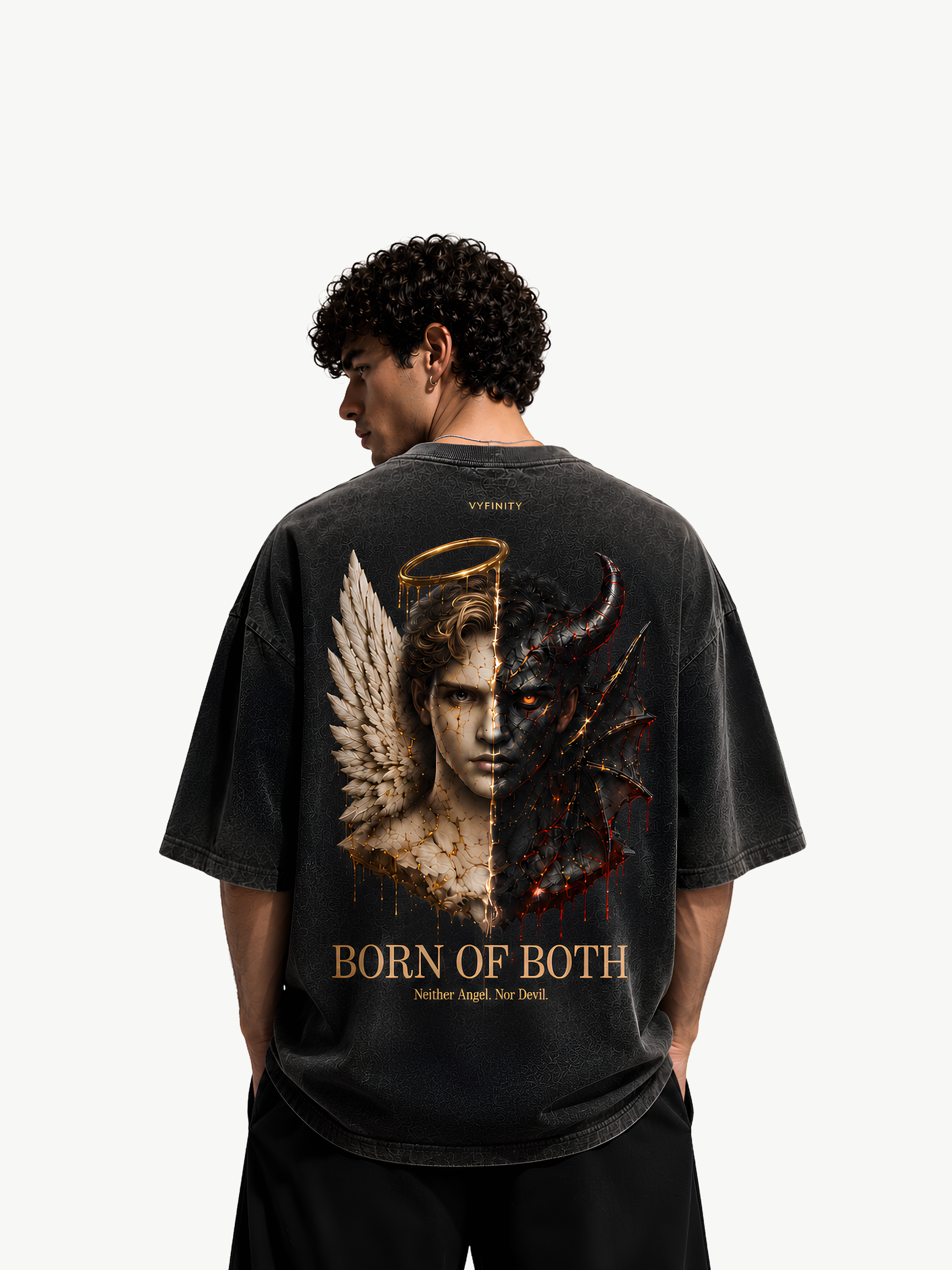 Rückansicht eines männlichen Models im dunkelgrauen Vyfinity Oversized T-Shirt mit großem „Born of Both“-Rückenprint. Das detailreiche Engel-und-Dämon-Motiv mit goldener Typografie „Born of Both – Neither Angel. Nor Devil.“ steht für Premium Streetwear, minimalistischen Luxury Style und moderne Unisex Fashion.