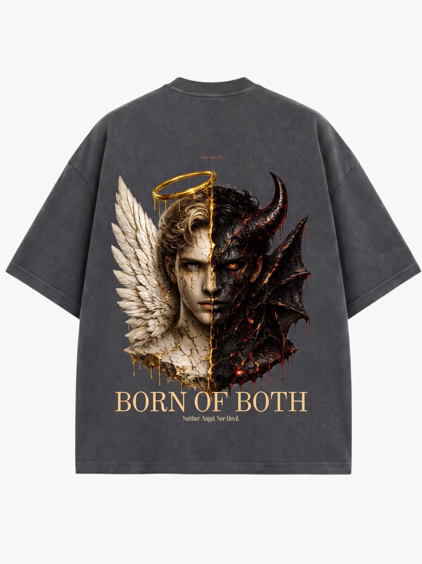 Rückansicht des dunkelgrauen Vyfinity Oversized T-Shirts mit großem „Born of Both“-Print. Das detailreiche Motiv zeigt die Verschmelzung von Engel und Dämon mit goldenem Heiligenschein, Flügeln und Hörnern sowie der goldenen Typografie „Born of Both – Neither Angel. Nor Devil.“ – ein hochwertiges Premium-Streetwear-Design im modernen Quiet-Luxury-Stil.
