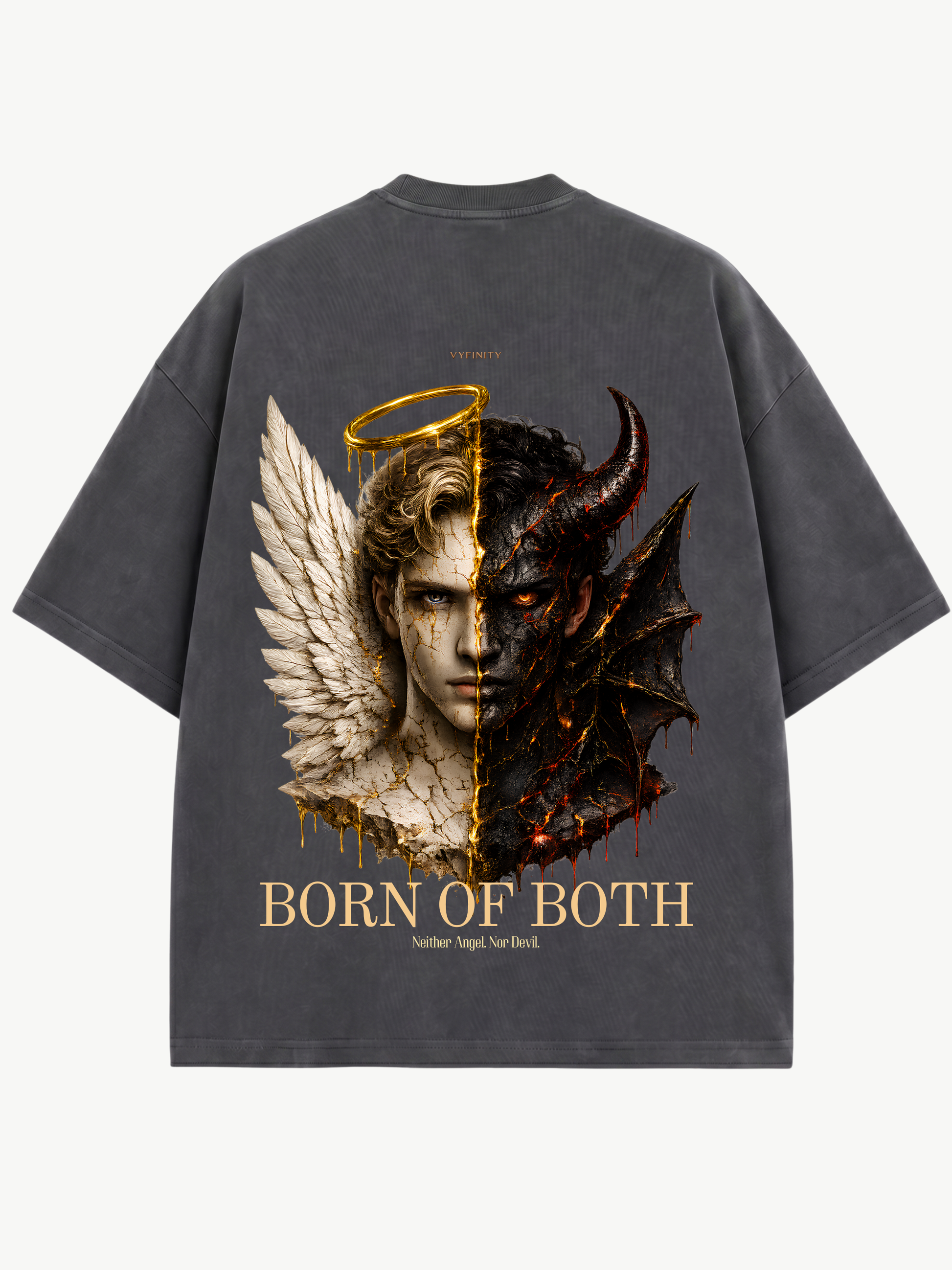 Rückansicht des dunkelgrauen Vyfinity Oversized T-Shirts mit großem „Born of Both“-Print. Das detailreiche Motiv zeigt die Verschmelzung von Engel und Dämon mit goldenem Heiligenschein, Flügeln und Hörnern sowie der goldenen Typografie „Born of Both – Neither Angel. Nor Devil.“ – ein hochwertiges Premium-Streetwear-Design im modernen Quiet-Luxury-Stil.