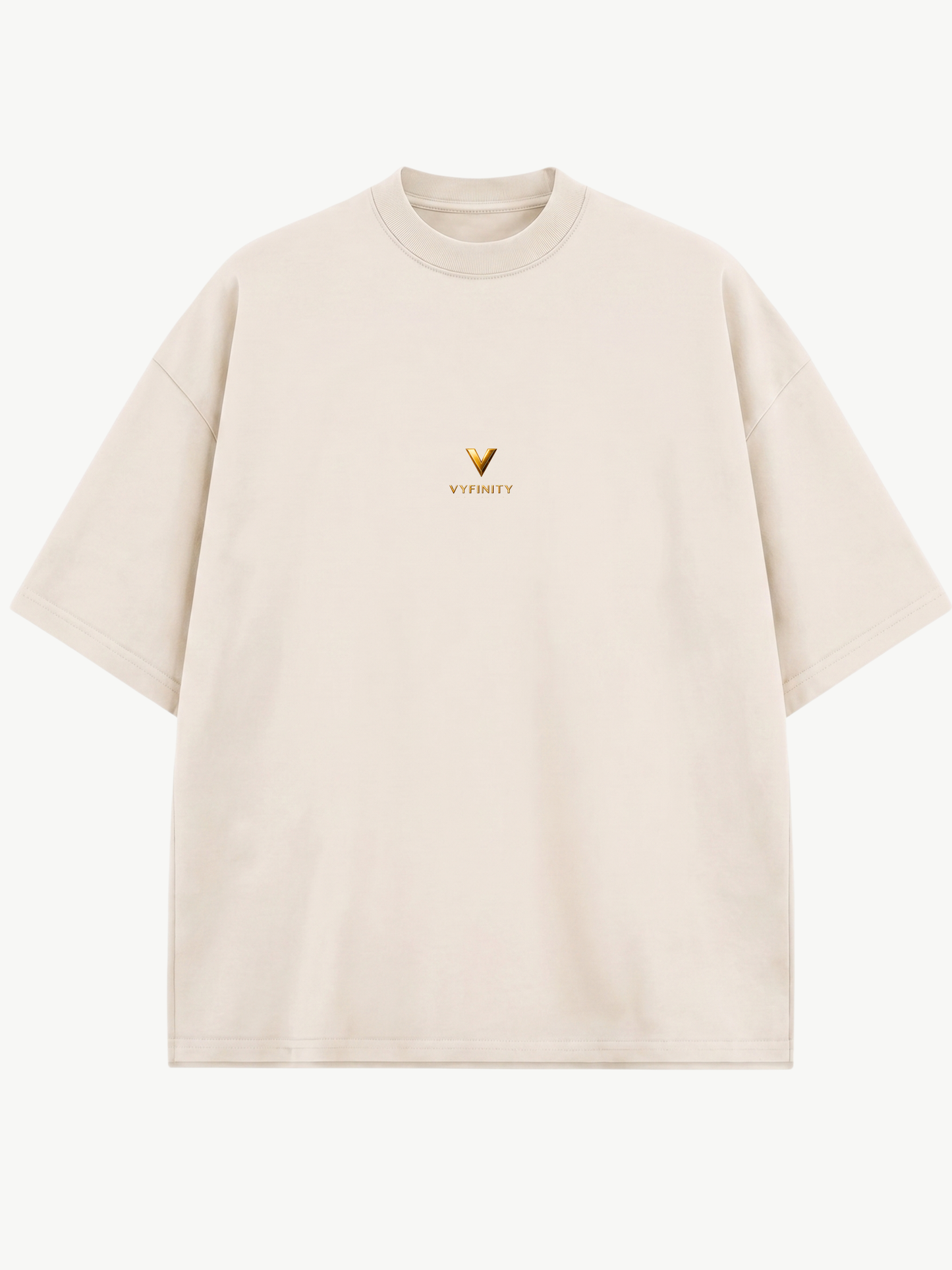 Frontansicht des cremefarbenen Vyfinity Oversized T-Shirts mit dezentem goldenen Vyfinity-Logo auf der Brust. Minimalistisches Premium-Streetwear-Design im modernen Quiet-Luxury-Stil mit hochwertiger Oversized-Passform für Damen und Herren.