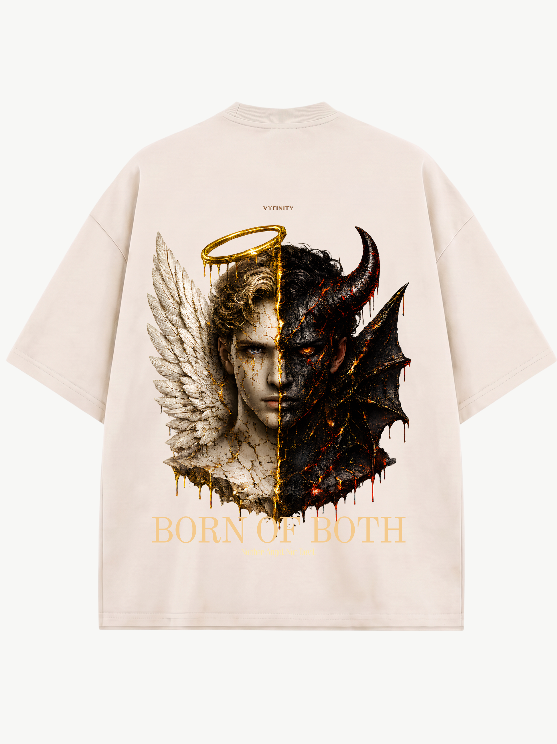 Rückansicht des cremefarbenen Vyfinity Oversized T-Shirts mit großem „Born of Both“-Rückenprint. Das kunstvolle Engel-und-Dämon-Motiv mit goldenem Heiligenschein, Flügeln, Hörnern und der goldenen Typografie „Born of Both – Neither Angel. Nor Devil.“ verbindet Premium Streetwear, luxuriöses Design und moderne Unisex Fashion im markanten Quiet-Luxury-Stil.