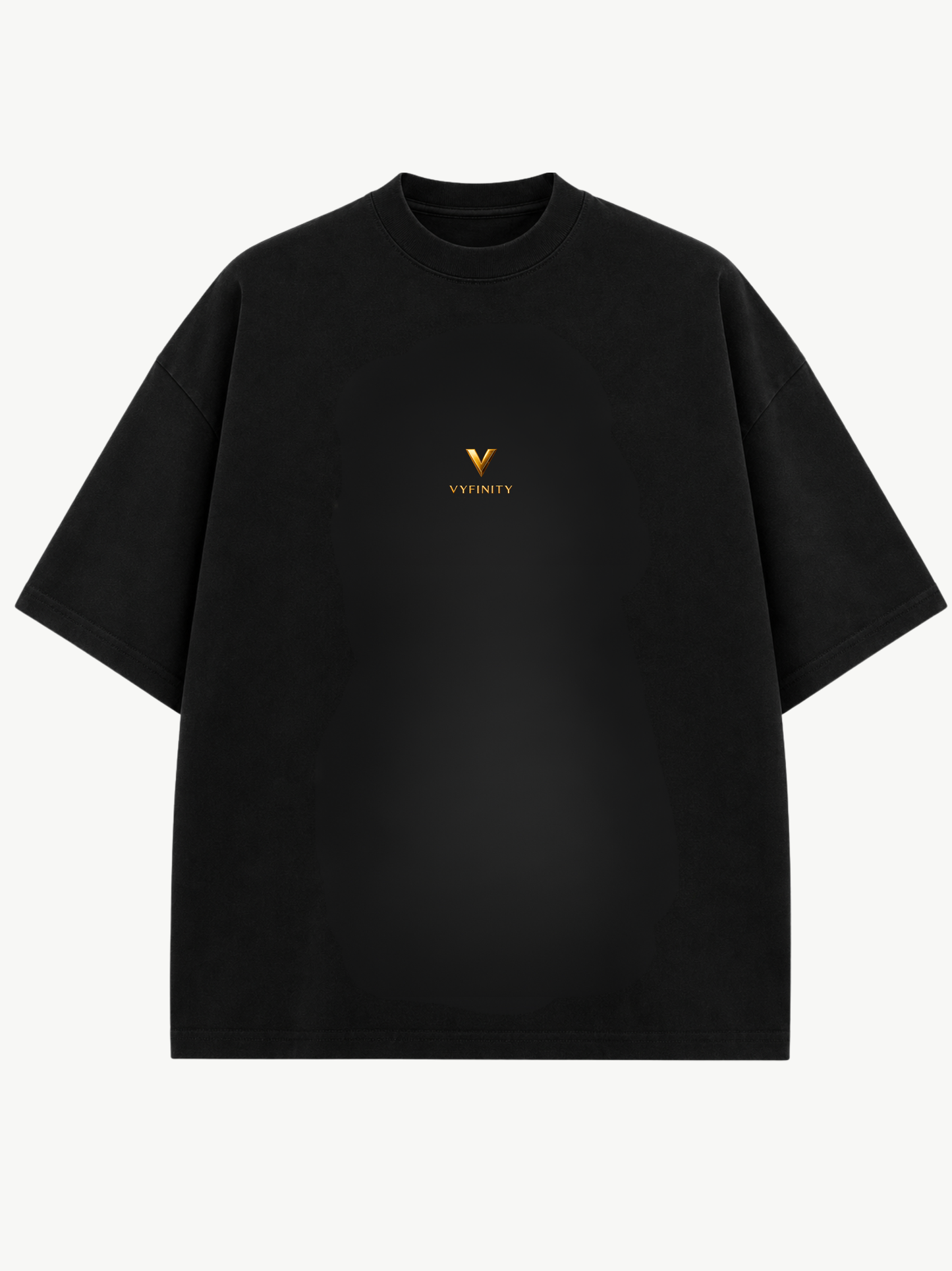 Vorderansicht des schwarzen Vyfinity Oversized T-Shirts mit kleinem goldenen Vyfinity-Logo auf der Brust. Das minimalistische Unisex Premium-Shirt kombiniert einen Clean-Luxury-Look mit hochwertiger Streetwear-Ästhetik und eignet sich ideal für einen modernen, zeitlosen Stil.
