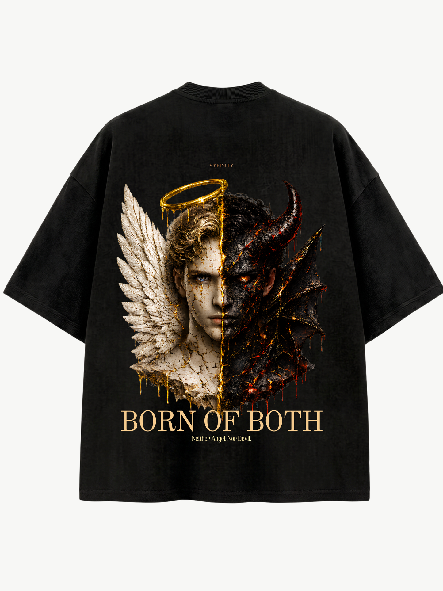 Rückansicht des schwarzen Vyfinity Oversized T-Shirts mit großem „Born of Both“-Artwork. Das detailreiche Rückenmotiv zeigt ein halb Engel-, halb Dämonengesicht mit goldenem Heiligenschein, weißem Flügel und dunklem Horn sowie dem Schriftzug „Born of Both – Neither Angel. Nor Devil.“ – ein hochwertiges Premium Streetwear-Design im Luxury-Style.