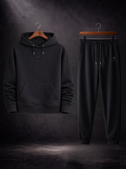 VYFINITY Black Edition Set mit schwarzem Oversized Hoodie und schwarzer Jogginghose auf Kleiderbügeln vor dunklem Studiohintergrund