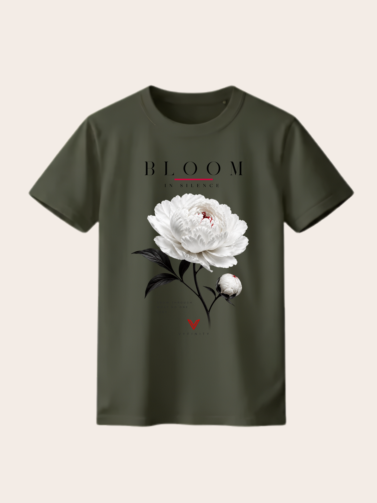 Dunkelolivgrünes VYFINITY T-Shirt mit großem „BLOOM IN SILENCE“-Frontprint. Das florale Motiv zeigt eine detailreiche weiße Pfingstrose mit schwarzen Blättern und feinen roten Akzenten. Darunter befinden sich der Schriftzug „Grow Through What No One Sees“ sowie das VYFINITY-Logo. Freigestellte Produktansicht vor hellem cremefarbenem Hintergrund.